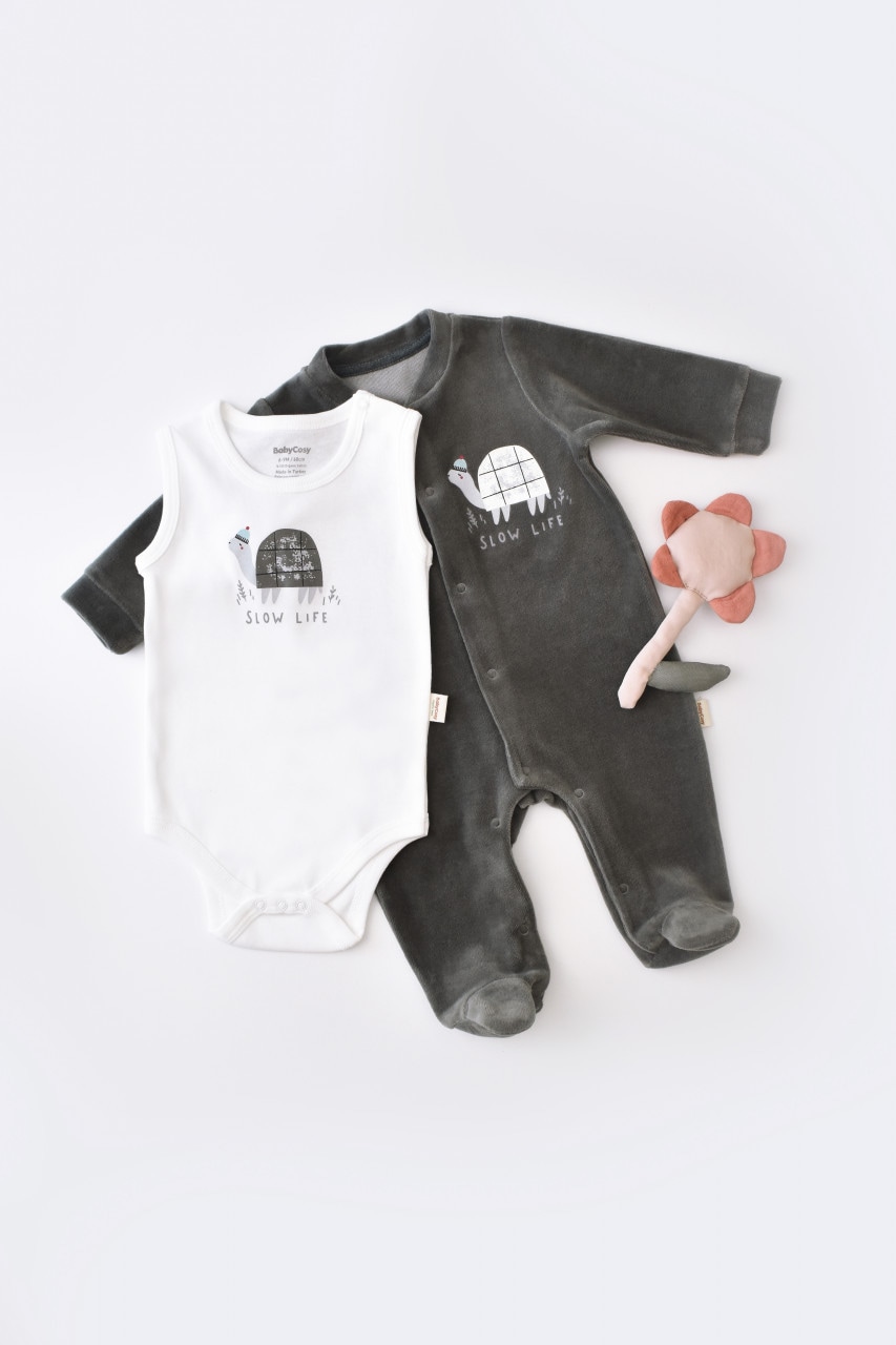 Set Broscuta cu salopeta si body din 80%bumbac organic si 20% poliester - Antracit, Baby Cosy (Marime: 6-9 luni)