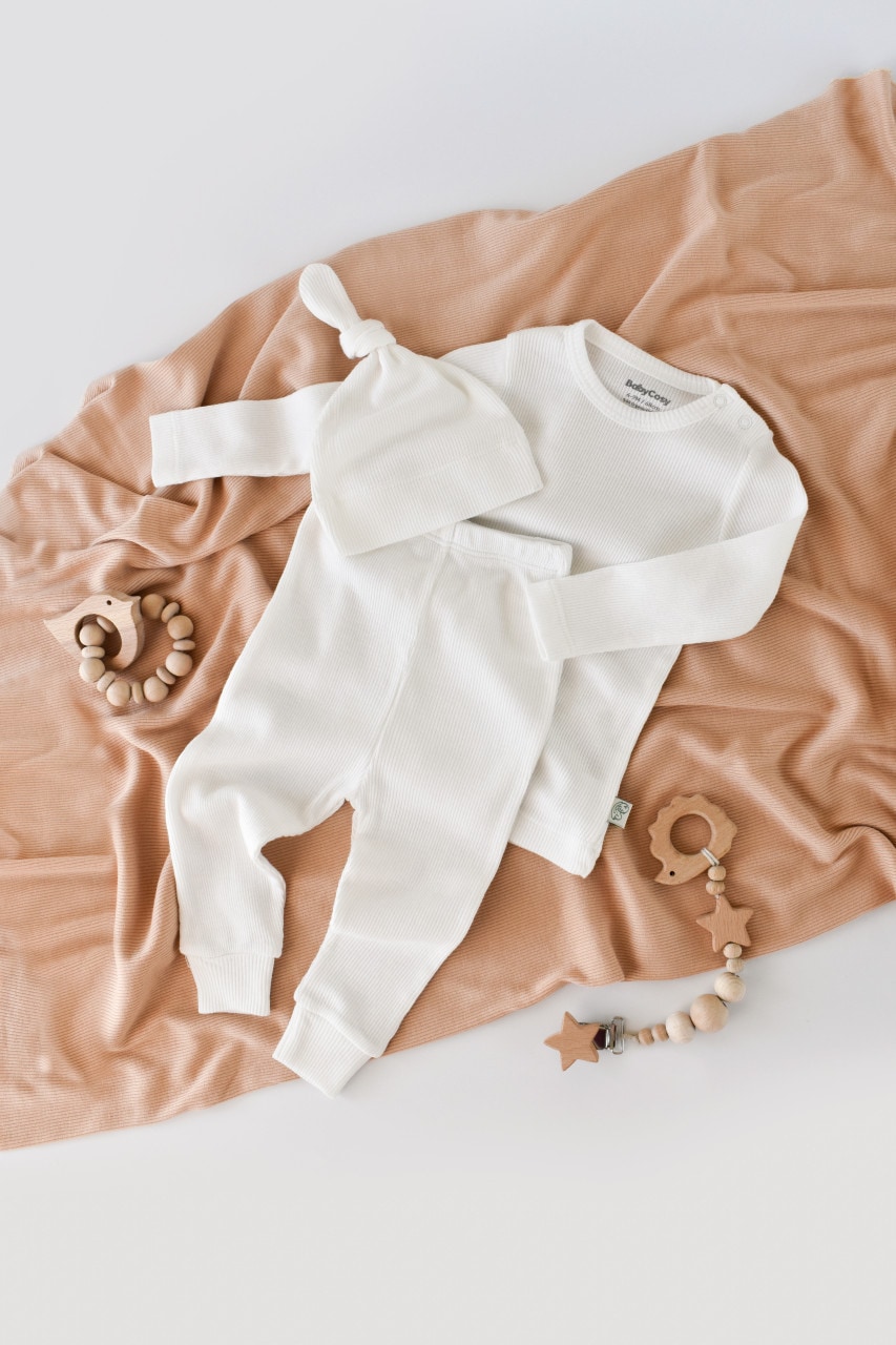 Set 3 piese Baby Cosy: body cu maneca lunga, pantaloni lungi si caciulita, bumbac organic si modal, crem, marime 6-9 luni