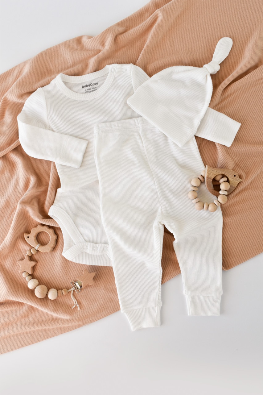 Set 3 piese Baby Cosy: body cu maneca lunga, pantaloni lungi si caciulita, bumbac organic si modal, crem, marime 6-9 luni