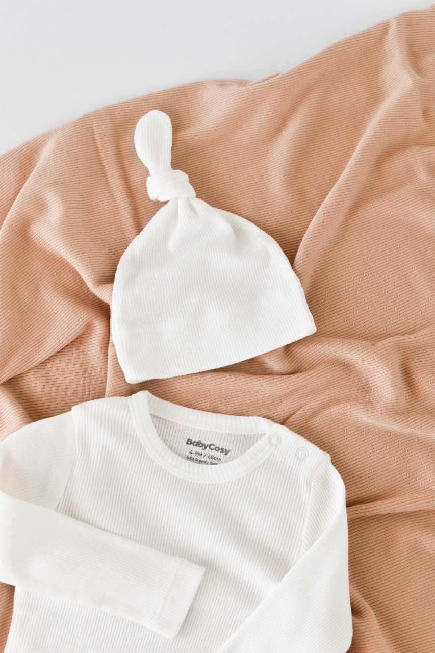 Set 3 piese Baby Cosy: body cu maneca lunga, pantaloni lungi si caciulita, bumbac organic si modal, crem, marime 6-9 luni