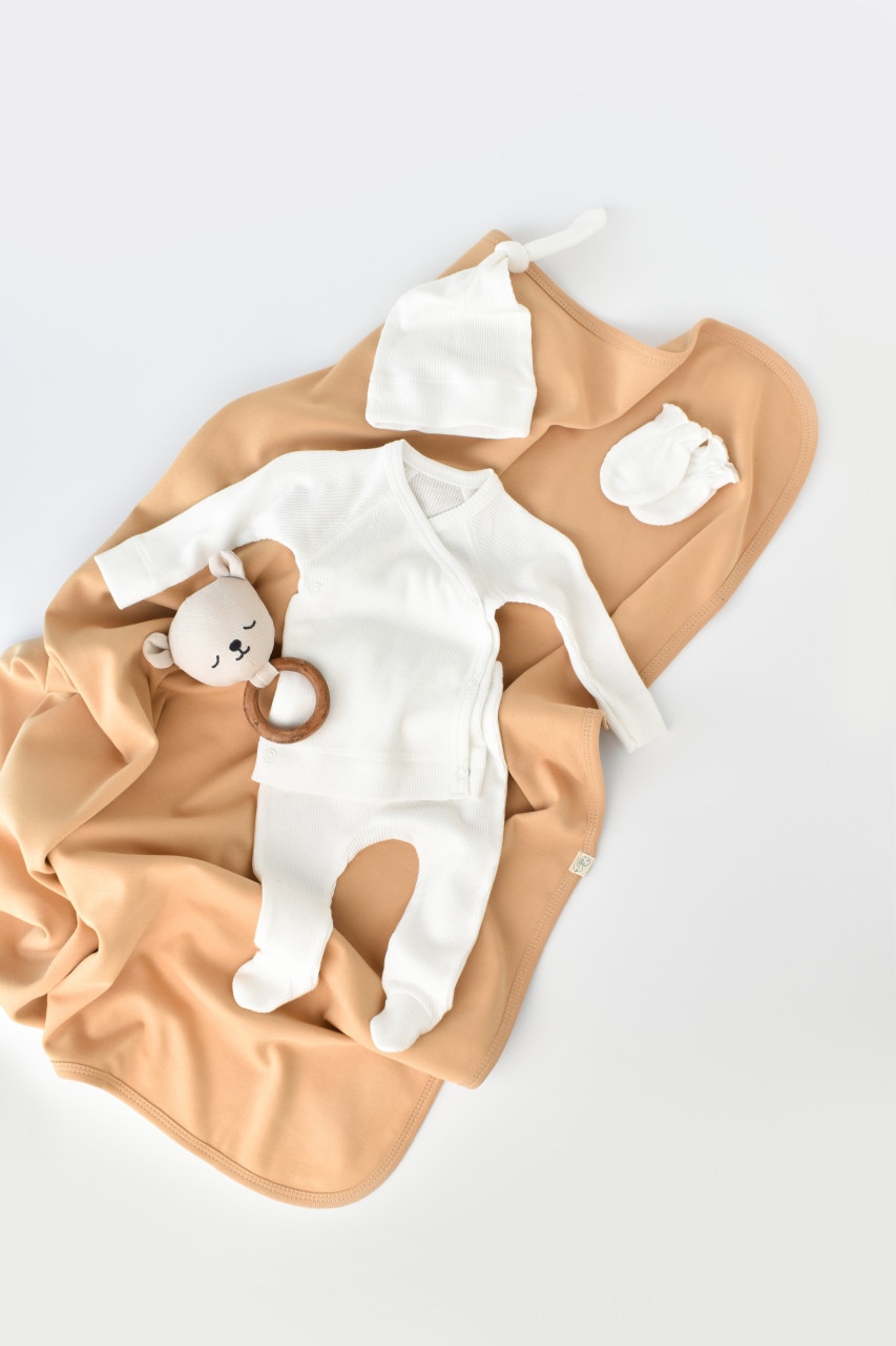 Set 4 piese: bluza, pantaloni, caciulita si manusi bumbac organic si modal Baby Cosy, ecru, 6-9 luni