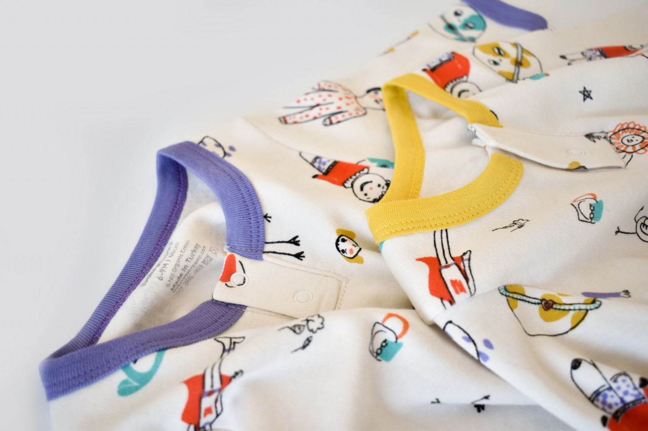 Set 2 salopetele cu maneca lunga si panataloni lungi BabyCosy, 100% bumbac organic, galben si mov, 18-24 Luni