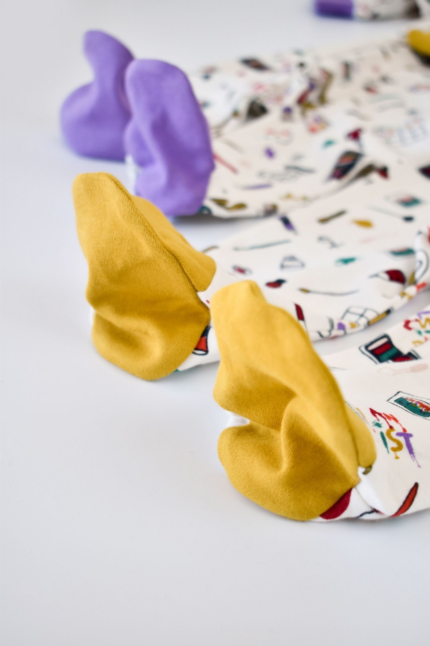 Set 2 salopetele cu maneca lunga si panataloni cu botosei si fermoar BabyCosy, 100% bumbac organic, galben si mov, 9-12 luni