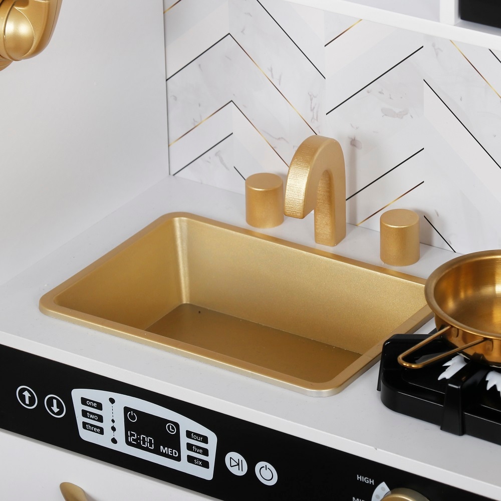 Set bucatarie copii DacEnergy, realizata din MDF si lemn, accesorii din otel inoxidabil, tabla cu creta, cuptor cu microunde, plita electrica, lumina Led, 80 x 24 x 80 cm, alb laptos si auriu
