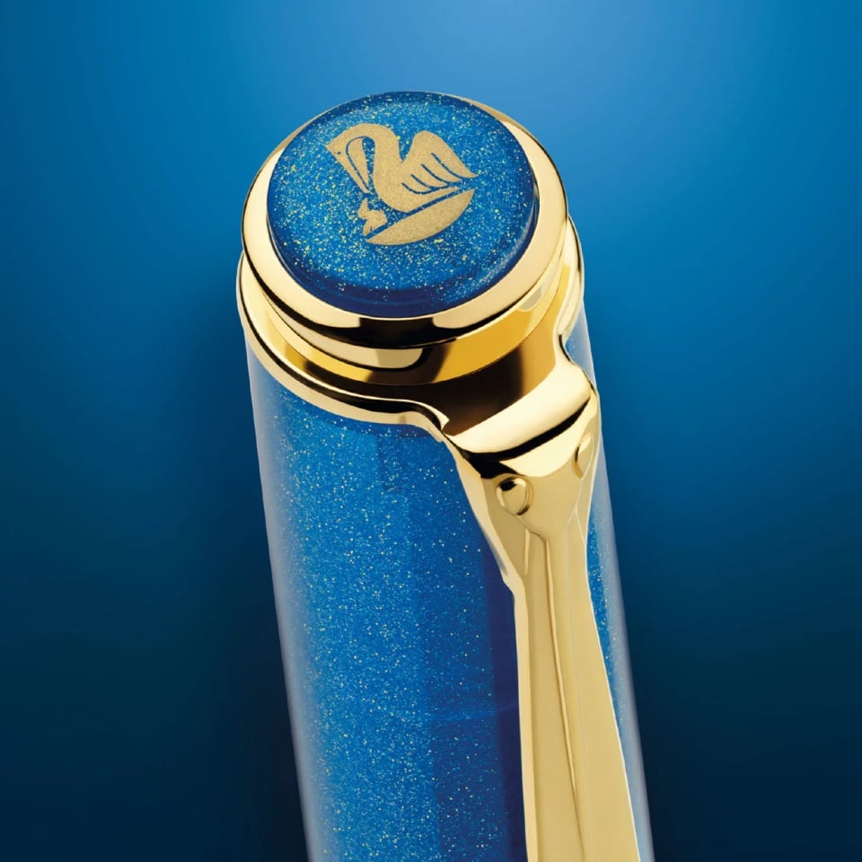 Stilou classic Pelikan, M200 M, Cu piston, Cu penita din otel inoxidabil placata cu aur, Accesorii placate cu aur, Corp Golden Lapis, Cu cutie inclusa