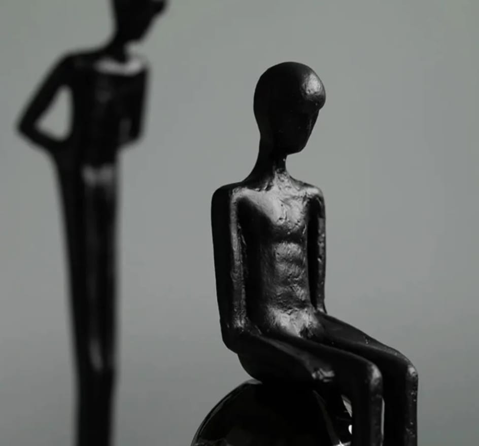 Statueta decorativa din marmura si rasina, Adornos, 8x8x43cm, Alb/Negru