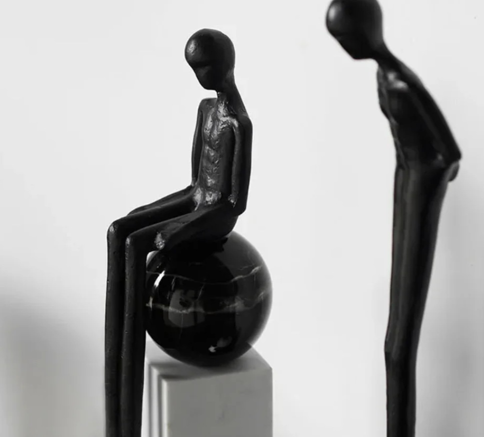 Statueta decorativa din marmura si rasina, Adornos, 8x8x43cm, Alb/Negru