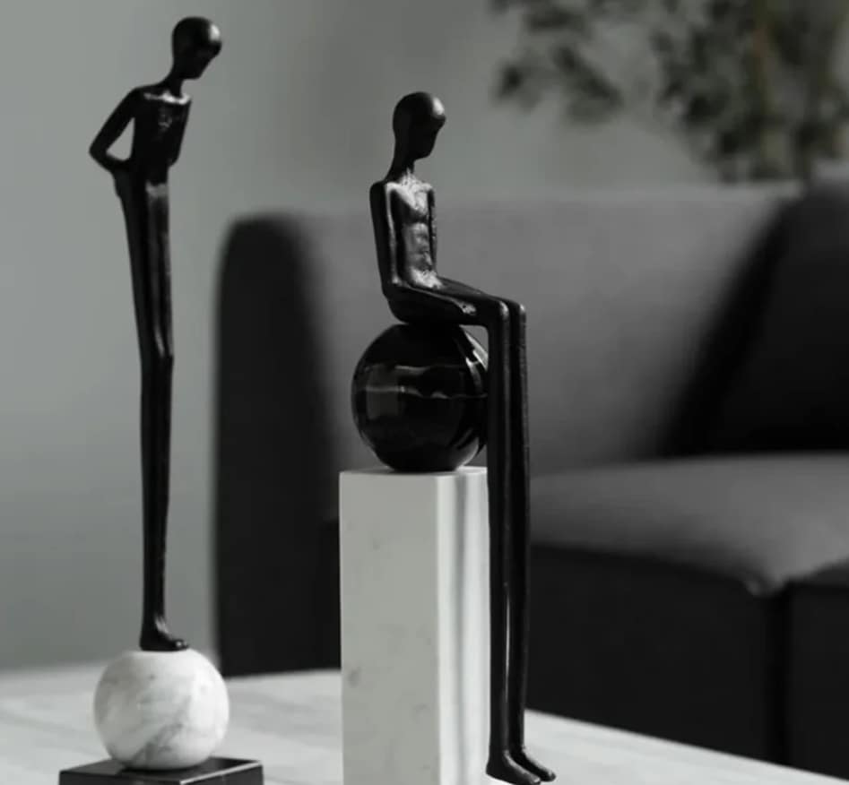 Statueta decorativa din marmura si rasina, Adornos, 8x8x43cm, Alb/Negru