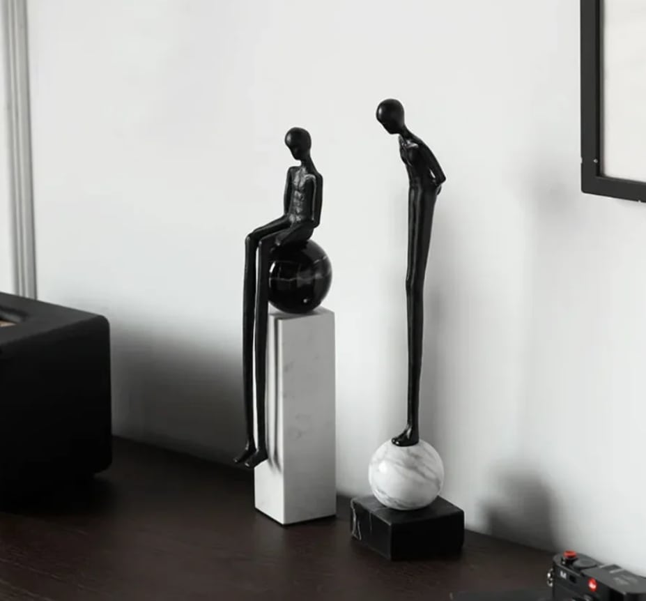 Statueta decorativa din marmura si rasina, Adornos, 8x8x43cm, Alb/Negru