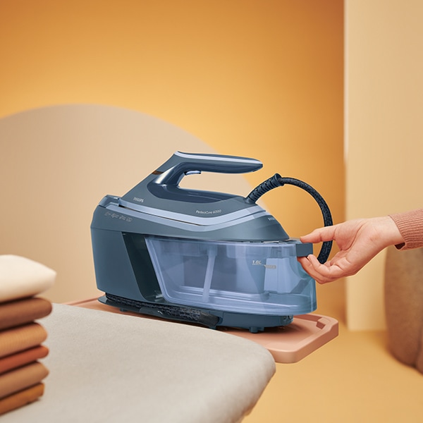Statie de calcat PHILIPS Seria 6000 PSG6042/20, 2400W, 550g/min, 1.8l, talpa SteamGlide Advanced, albastru