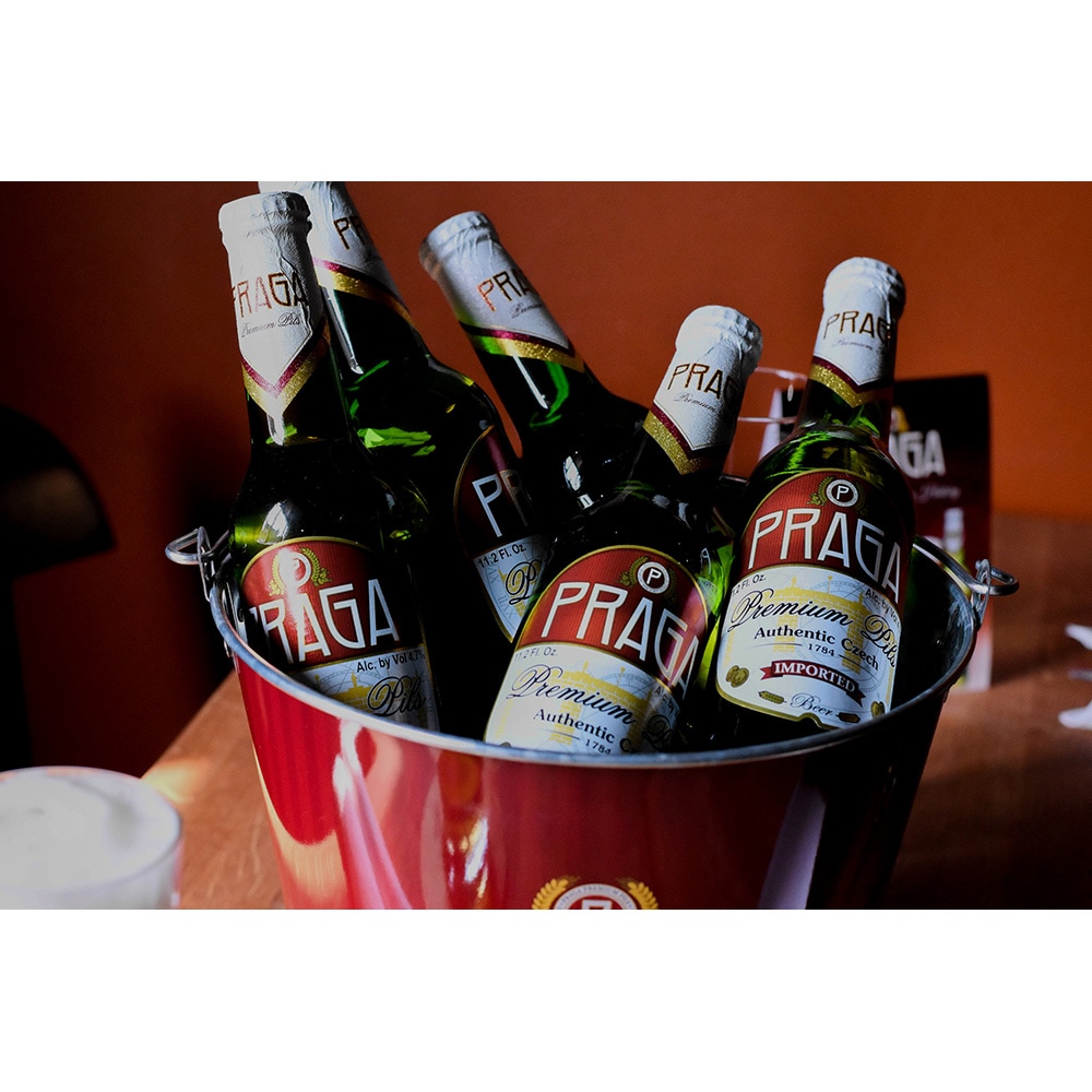 Bere blonda Praga Premium Pils bax 0.33L x 24 sticle