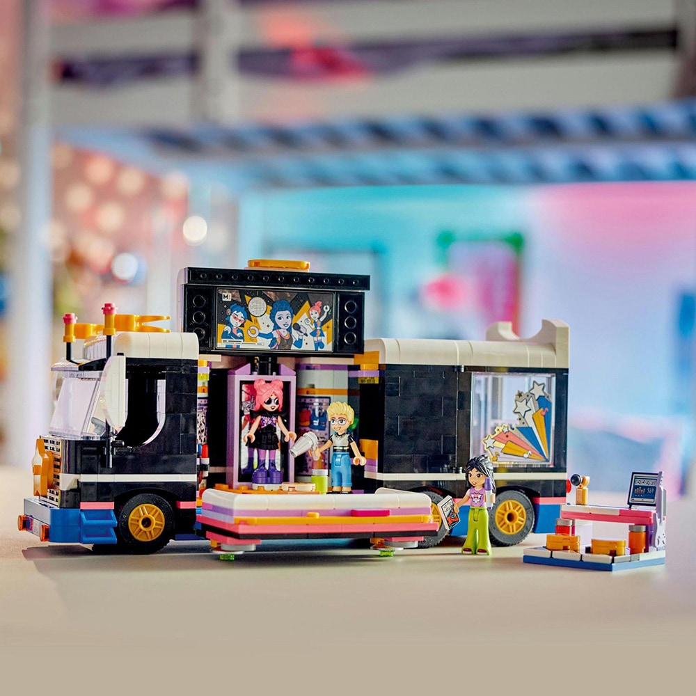 LEGO Friends: Autocar de turneu pentru staruri pop 42619, 8 ani+, 845 piese