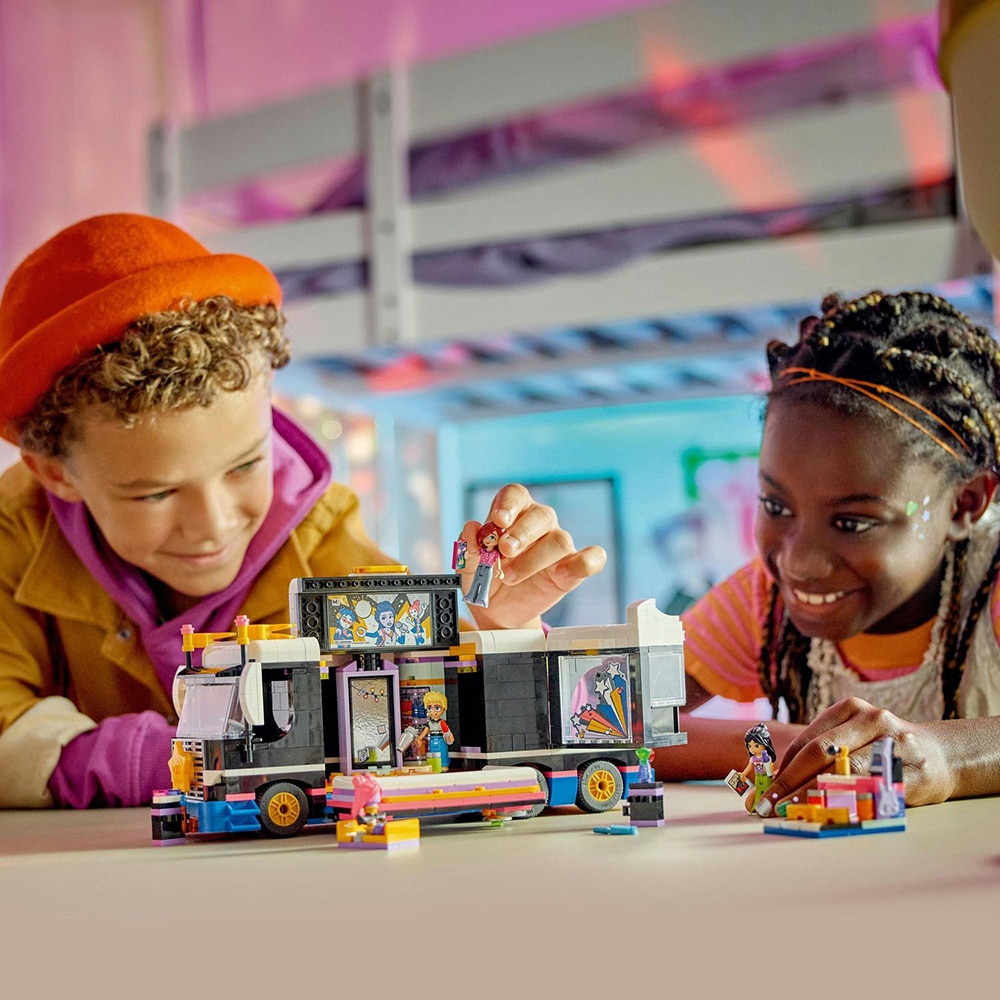 LEGO Friends: Autocar de turneu pentru staruri pop 42619, 8 ani+, 845 piese
