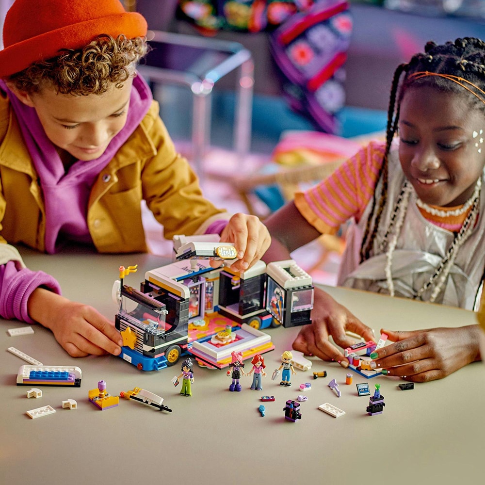 LEGO Friends: Autocar de turneu pentru staruri pop 42619, 8 ani+, 845 piese