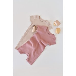 Set de 2 salopetele cu maneca scurta din bumbac organic si modal - Roz/ Blush (Marime: 12-18 Luni)
