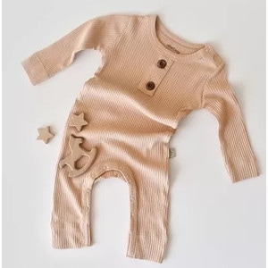 Salopeta cu maneca lunga si panataloni lungi din bumbac organic si modal - Camel (Marime: 0-3 Luni)