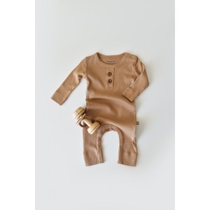 Salopeta cu maneca lunga si panataloni lungi din bumbac organic si modal - Maro (Marime: 9-12 luni)