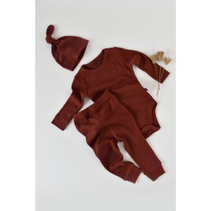 Set 3 piese Baby Cosy: body cu maneca lunga, pantaloni lungi si caciulita, bumbac organic si modal, caramiziu