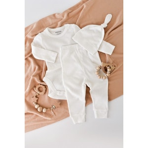 Set 3 piese Baby Cosy: body cu maneca lunga, pantaloni lungi si caciulita, bumbac organic si modal, crem