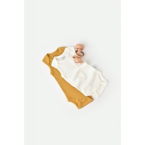 Set 2 body-uri fara maneci bebe unisex, bumbac organic si modal, mustar/crem, Baby Cosy, marime 9-12 luni