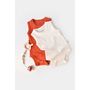 Set 2 body-uri fara maneci bebe unisex, bumbac organic -maro/crem