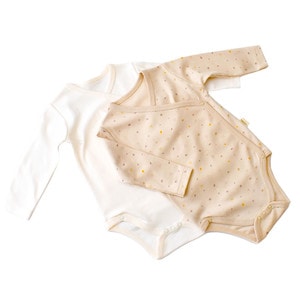 Set 2 body-uri cu maneca lunga petrecute bebe unisex, bumbac organic, crem cu buline, Baby Cosy, marime 6-9 luni