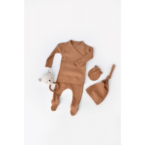 Set 4 piese: bluza, pantaloni, caciulita si manusi din bumbac organic si modal - Maro, Baby Cosy (Marime: 6-9 luni)