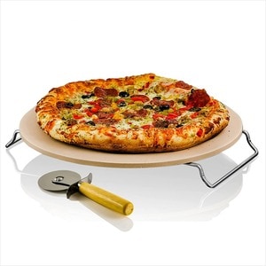 Set piatra de pizza din ceramica, cu manere si taietor Quasar & Co., piatra/metal/lemn, d 33 cm, crem