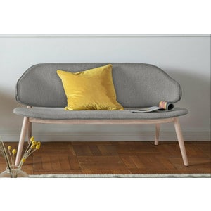 Canapea confortabila Liana tapitata cu picioare din lemn de frasin, 136 cm latime