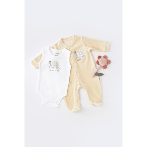 Set Broscuta cu salopeta si body din 80%bumbac organic si 20% poliester - Crem, Baby Cosy (Marime: 3-6 Luni)