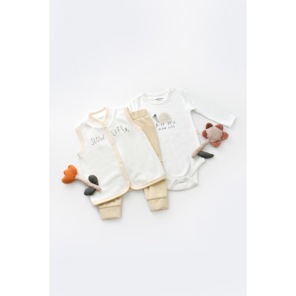 Set 3 piese Baby Cosy broscuta cu body, pantalonasi si vestuta, 80% bumbac organic si 20% poliester, crem, marime 3-6 luni