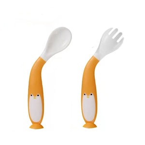Set tacamuri lingurita si furculita de antrenament hranire pentru bebelusi si copii, flexibila, model pinguin, portocaliu, bebeLOGIC