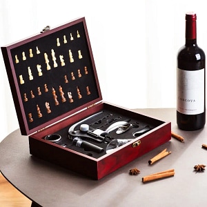 Set sah si accesorii vin Mindblower, Caseta Deluxe,  elegant, inchidere simpla, prindere metalica
