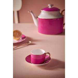 Chique roz cesca cu farfurie ceai