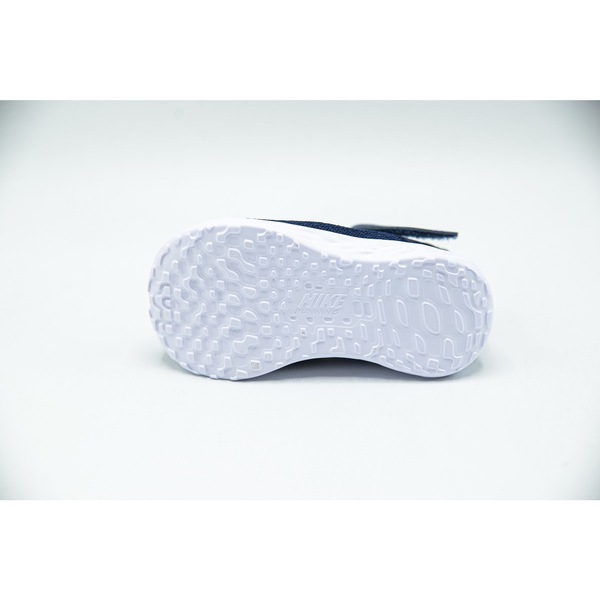 Nike hotsell revolution 27