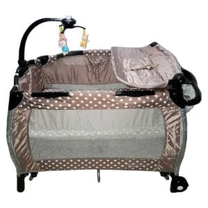 Patut Pliant rotund cu balansoar, Tarc copii Baby Care ROUND NEST, Pliabil pe 2 Niveluri cu muzica si Masa infasat, Jucarie Carusel cu jucarii din plus, geanta transport inclusa, Maron cu buline