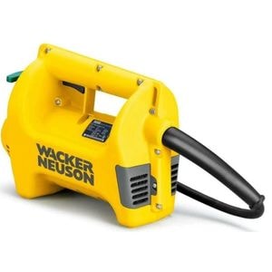 Vibrator pentru beton WACKER NEUSON HMS model M2500, tensiune de alimentare 230V, ax flexibil de 7m, cap vibrare 45mm, 1800W