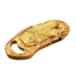 Tocator din lemn de maslin cu maner interior si canal, forma rustica, 45-49 cm