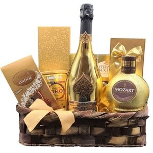 Cos cadou High Class Presence, cu sampanie Armand de Brignac, lichior Mozart, cafea Lavazza Oro si o selectie speciala de dulciuri 