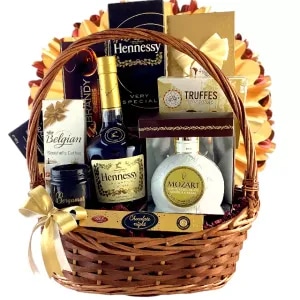 Cos Cadou CADOURI RAFINATE, Hennessy Grandiose Present, cu Hennessy Very Special Cognac, Lichior Mozart, Trufe din Ciocolata, Panettone, Lumanare Parfumata, 11 Articole