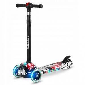 Trotineta Ricokids Piko, 765010, Cu roti cu LED, Cu platforma antiderapanta, Negru/Alb/Rosu