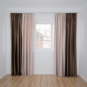 Set 2 draperii catifea in doua culori vertical crem /maro Decolis, prindere cu banda universala, 400x250 cm 