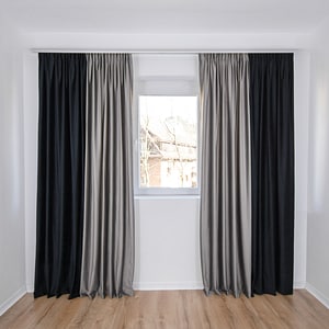 Set 2 draperii catifea in doua culori vertical gri deschis/negru Decolis, prindere cu banda universala, 250x250 cm 