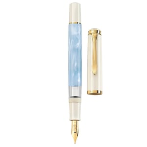 Stilou classic Pelikan, M200 EF, Cu piston, Cu penita din otel inoxidabil placata cu aur, Accesorii placate cu aur, Corp Pastel-Blue, Cu cutie inclusa