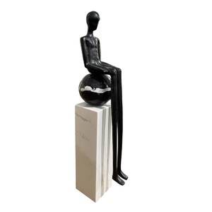 Statueta decorativa din marmura si rasina, Adornos, 8x8x43cm, Alb/Negru