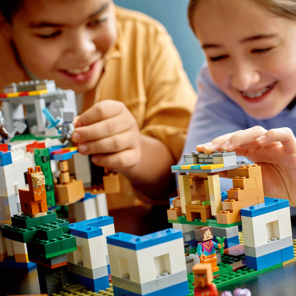 LEGO Minecraft: Aventuri interactive in satul lamelor 21188, 9 ani+, 1252 piese