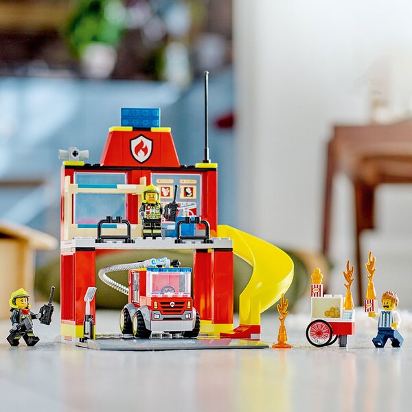 LEGO City: Remiza si masina de pompieri 60375, 4 ani+, 153 piese